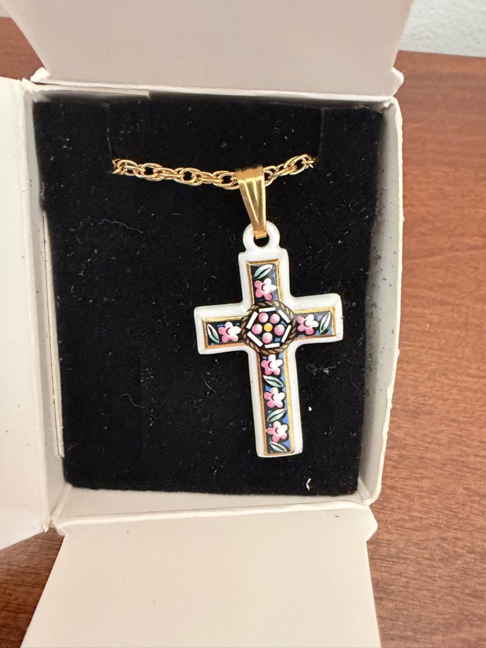 NEW Vintage Avon Floral Cross Pendant Necklace White Enamel Gold Tone